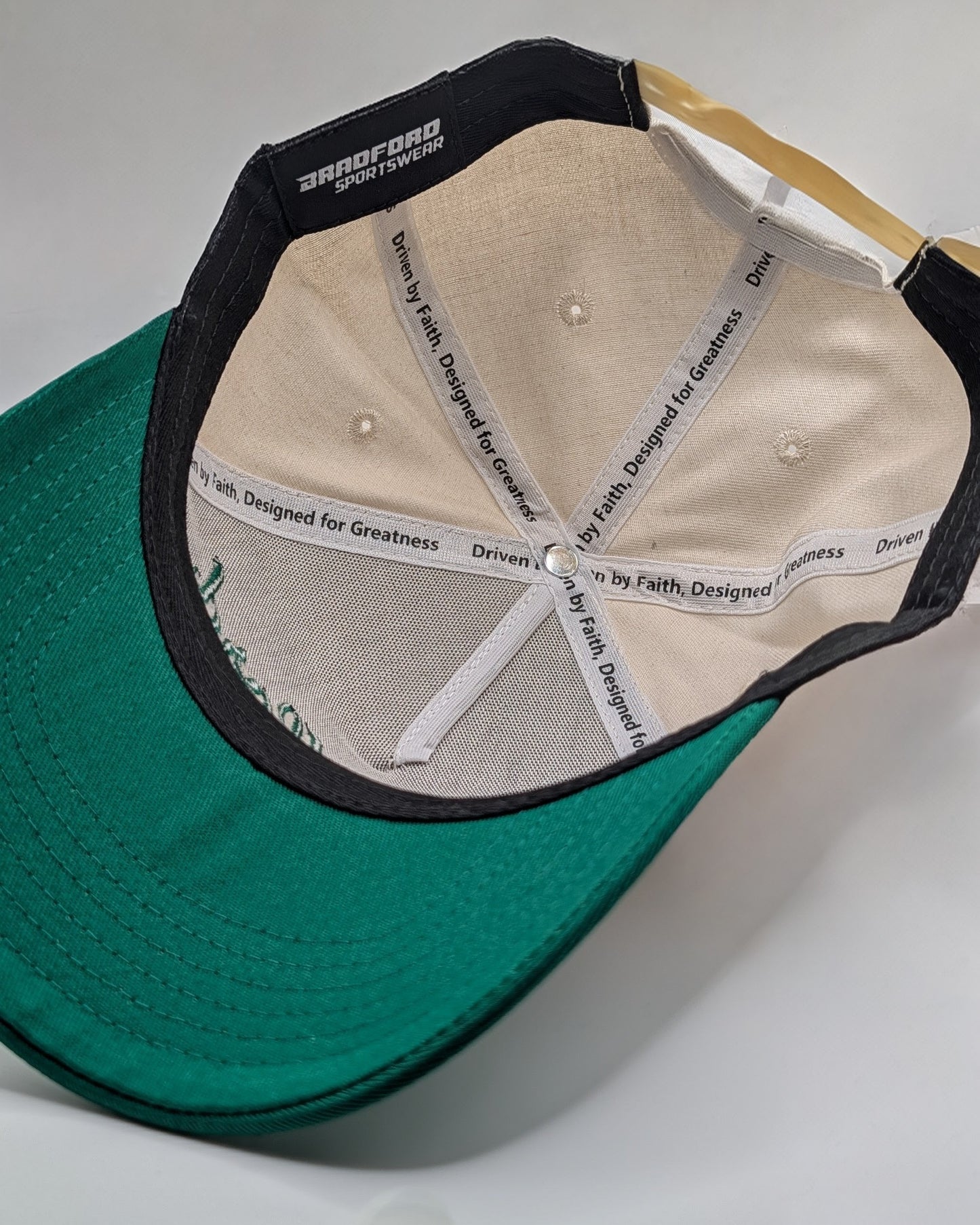 RETRO SCRIPT | GREEN & CREAM